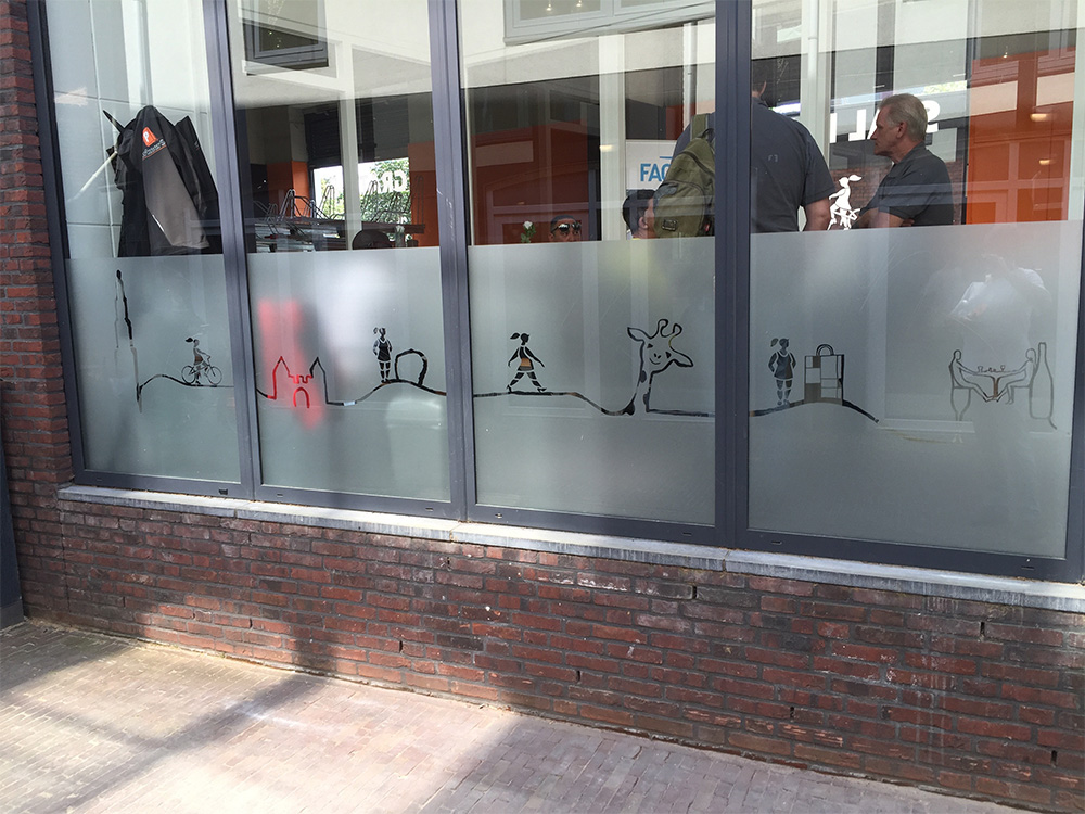 Nieuwe raam belettering voor de nieuwe fietsenstalling in Amersfoort